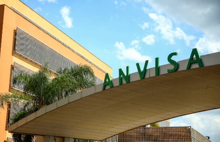 Anvisa faz alerta que envolve a nova moda da extensão de cílios e unhas