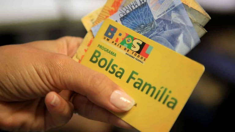 Lista completa com quase 300 municípios que receberão antecipação do Bolsa Família. O seu será contemplado? Lista completa com quase 300 municípios que receberão antecipação do Bolsa Família. O seu será contemplado?