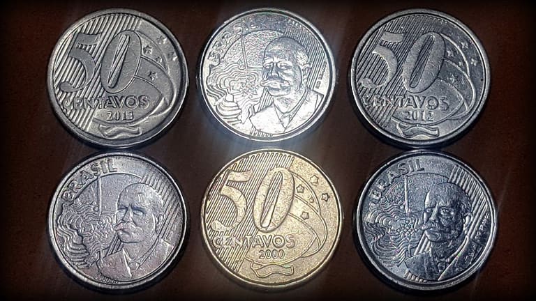 Grupo de moedas de 50 centavos que podem valer até R$ 350; você tem alguma? Grupo de moedas de 50 centavos que podem valer até R$ 350; você tem alguma?