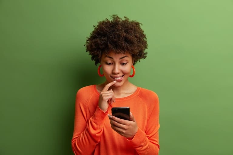 WhatsApp está testando opção para compartilhamento de Status de amigos. Imagem: Freepik