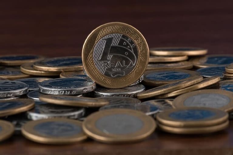 Moeda de 1 real 2023 com data marcada