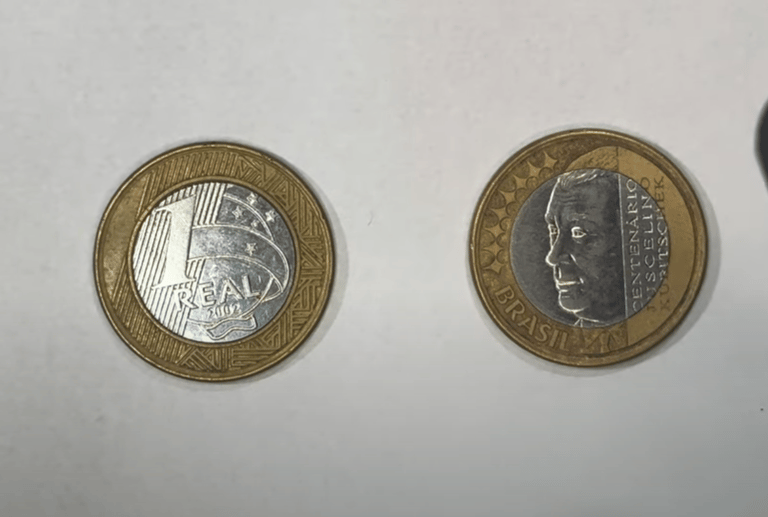 Moeda JK 2002 reverso horizontal é avaliada por 300 reais