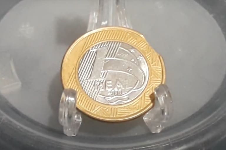 Moeda de 1 real com disco cortado