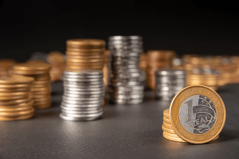 Moedas de 25 centavos com traço no relevo valem 80 vezes seu valor facial