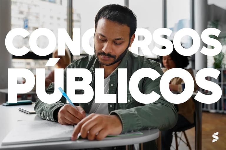 Estudo para o Concurso PF 2025: Agente Administrativo Homem concentrado nos estudos, escrevendo em seu caderno, representando a preparação para o concurso PF 2025