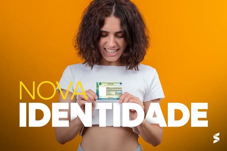 Pessoa sorrindo e exibindo sua nova Carteira de Identidade Nacional do Brasil