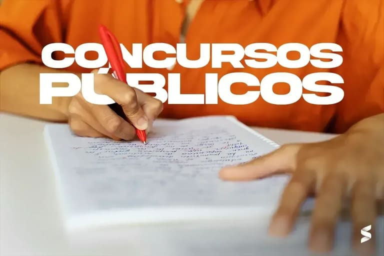 O prazo para inscrição no Concurso Funai foi estendido. Garanta sua participação agora mesmo! Pessoa escrevendo com caneta vermelha em uma folha, simbolizando preparação para um concurso público.