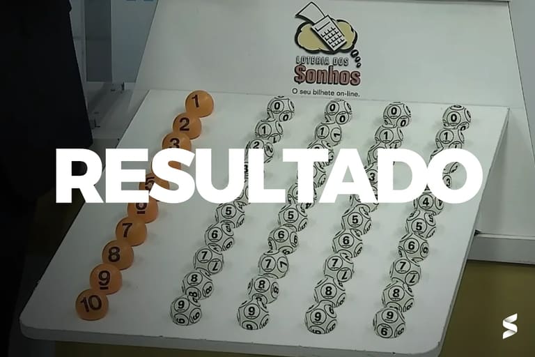 Bolas numeradas em uma máquina de sorteio, representando o resultado da Loteria dos Sonhos