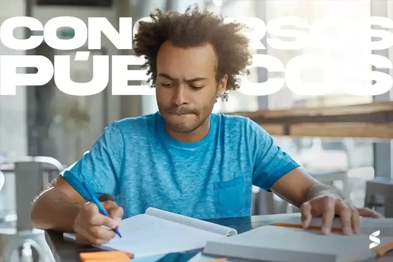 Jovem estudando para concurso público com expressão de concentração