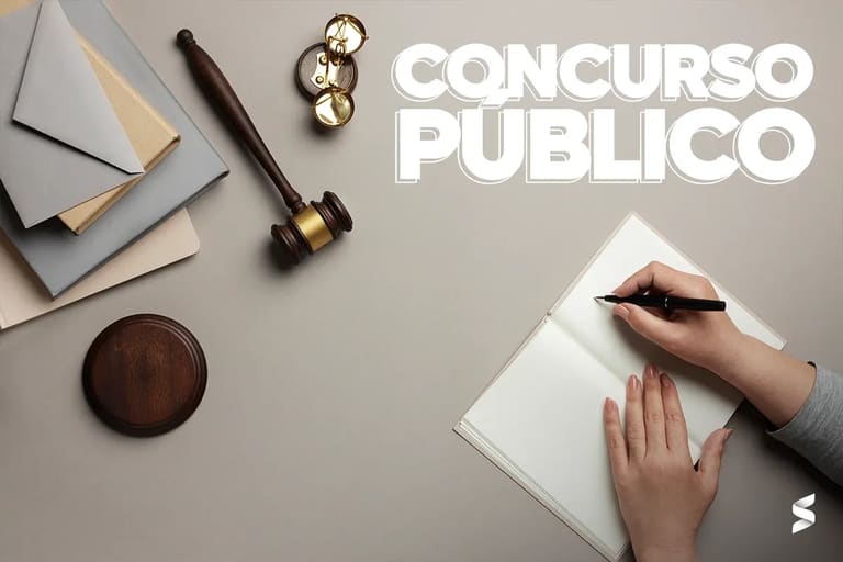 concurso TJ CE Martelo de juiz sobre livros e papel, simbolizando o concurso público do Tribunal de Justiça do Ceará (TJ-CE) prestes a abrir inscrições.