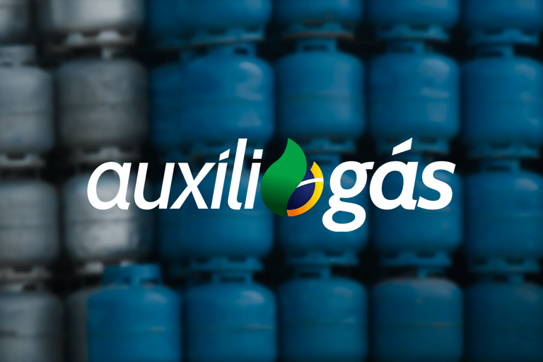 Botijões de gás empilhados ao fundo com o logo do Auxílio-Gás em destaque.