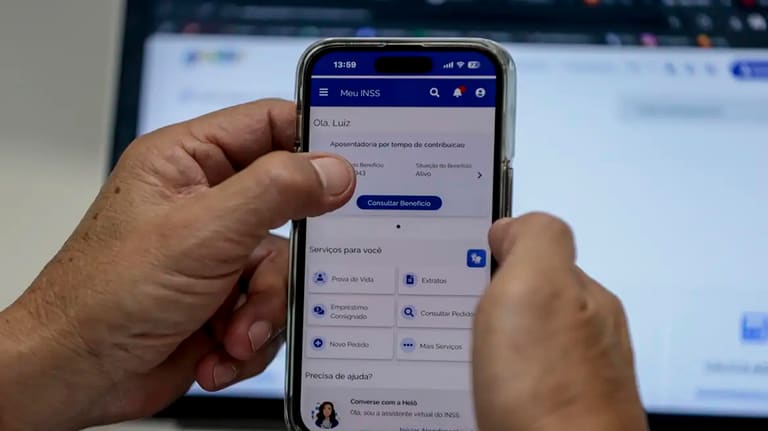 Pessoa acessando o aplicativo Meu INSS no celular para consultar benefícios e serviços disponíveis.