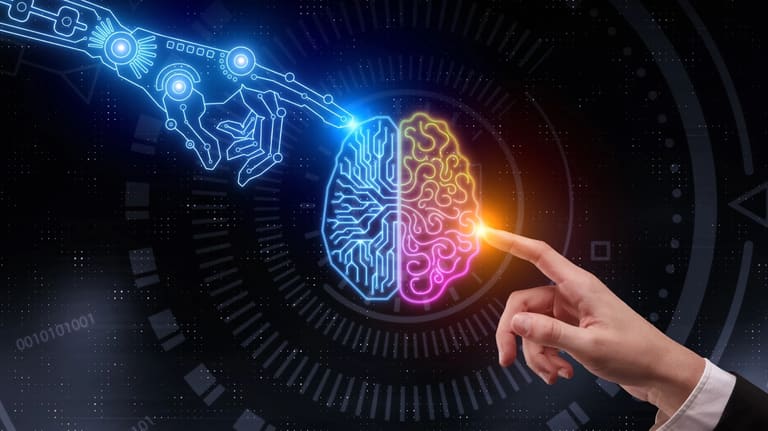 Conexão entre inteligência humana e inteligência artificial representada por toque simbólico