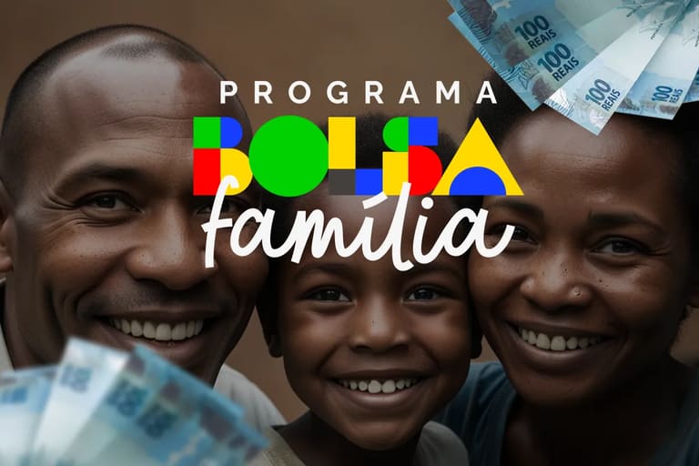 Família sorridente ao lado do logotipo do Bolsa Família e cédulas de cem reais