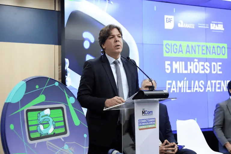 Ministro falando sobre o programa de parabólica digital