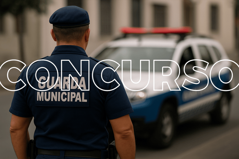 Guarda Municipal em uma viatura, simbolizando a carreira que pode ser alcançada com estudos e preparação para o concurso.