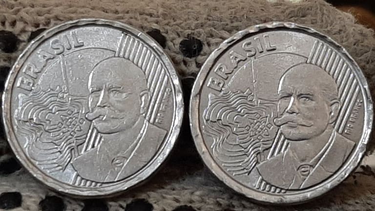 Achou uma moeda de 50 centavos? Veja se tem “Brasil” repetido antes de gastar