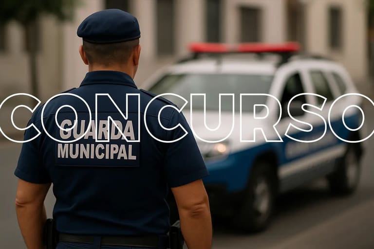Agente da Guarda Municipal de costas com viatura ao fundo durante concurso público