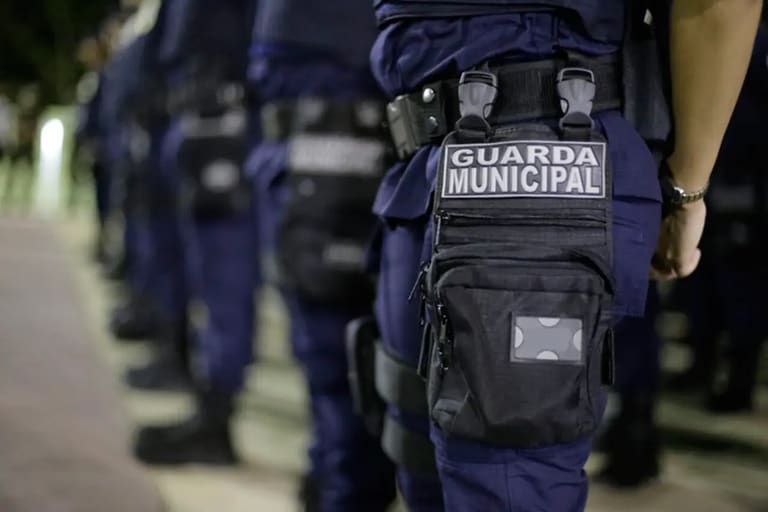 Guarda Municipal em formação, com fardamento completo, destacando o nome em seu uniforme.
