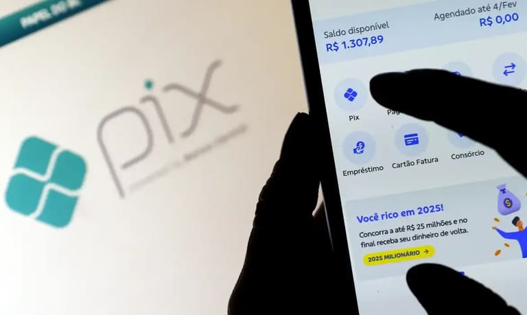 Tela de saldo Pix e recursos financeiros no smartphone, destacando saldo disponível