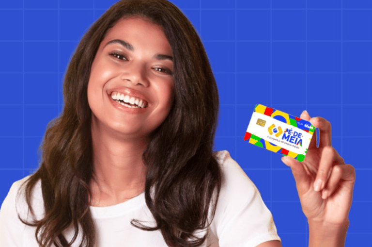 Jovem sorrindo e segurando o cartão do programa 'Pé-de-Meia', representando a inclusão financeira dos estudantes.
