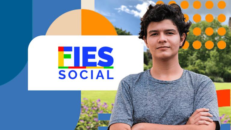 Inscrições para o FIES 2025 começam em 14 de julho Imagem de um jovem com mochila e livros, com o logo do FIES ao fundo, representando o início das inscrições.