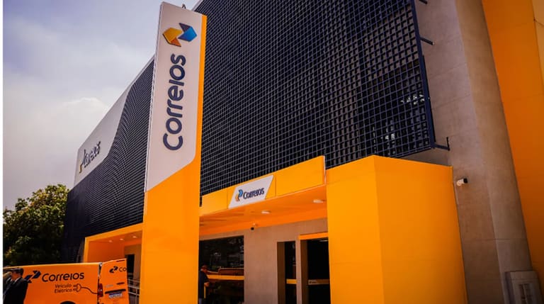Entrada de agência dos Correios com identidade visual atualizada.