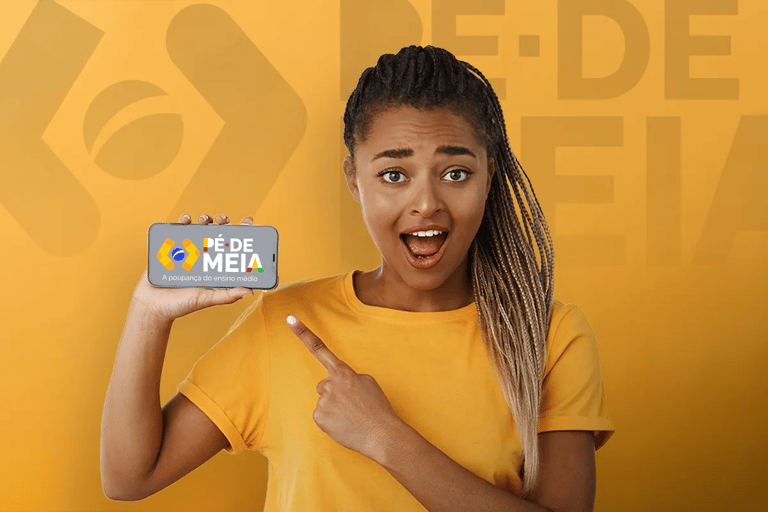 Pé-de-Meia Jovem segurando celular com o logo do programa Pé-de-Meia.