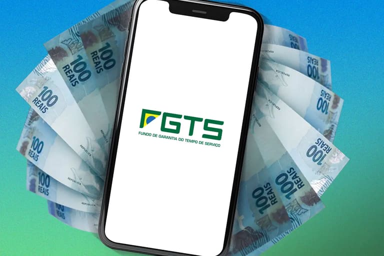 Aplicativo do FGTS exibido no celular com cédulas de 100 reais ao fundo