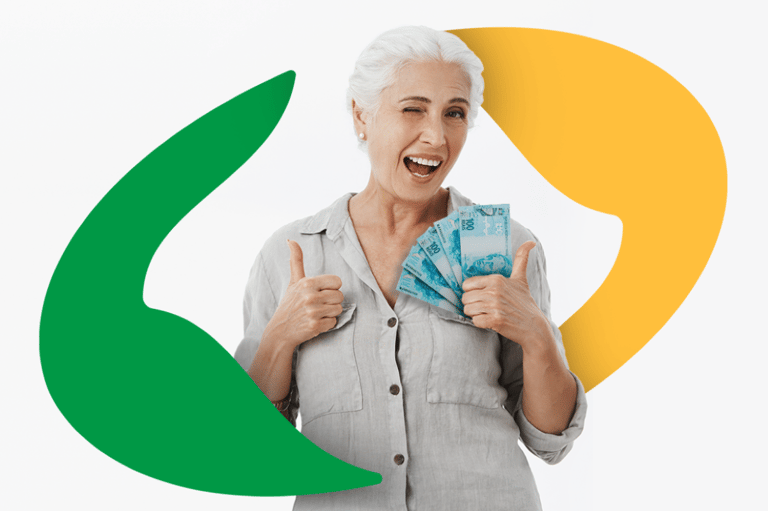 3Idosa sorrindo com dinheiro, representando quem tem direito ao benefício do INSS em agosto.