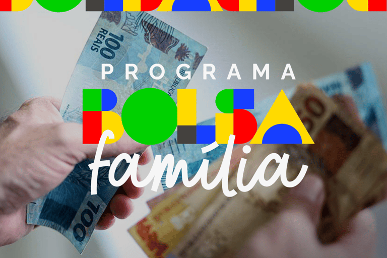 Mãos segurando notas de real com a logo do Programa Bolsa Família, ilustrando a consulta e o valor do benefício em setembro de 2025.