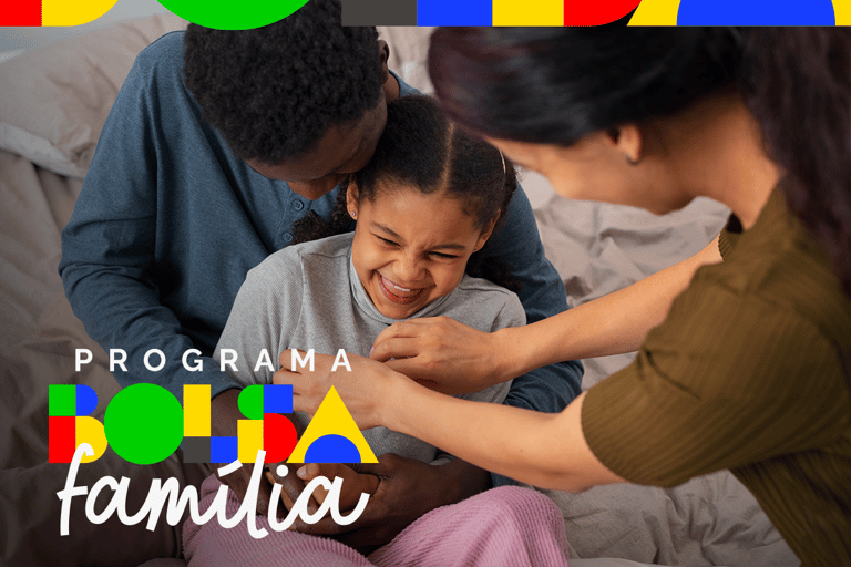 Família sorrindo enquanto recebe o apoio do programa Bolsa Família, relacionado aos empréstimos oferecidos em 2025.