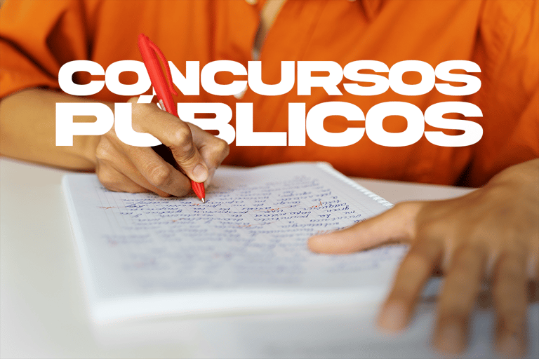 Concursos Públicos Pessoa escrevendo em caderno de anotações para concurso público.