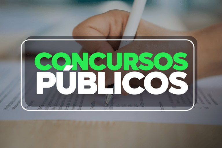 Concursos Públicos Mão preenchendo prova de concursos públicos, com destaque para o texto na imagem.