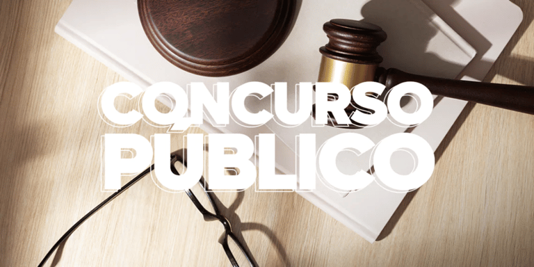 Itens relacionados a um concurso público, como documentos e martelo de juiz