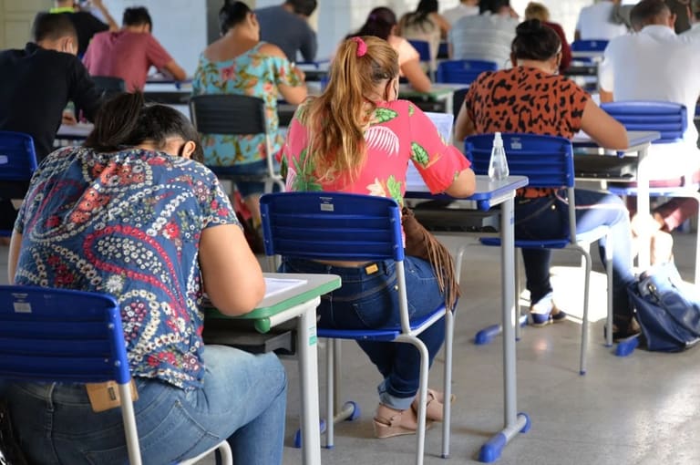 Candidatos realizam prova do Encceja em sala de aula.