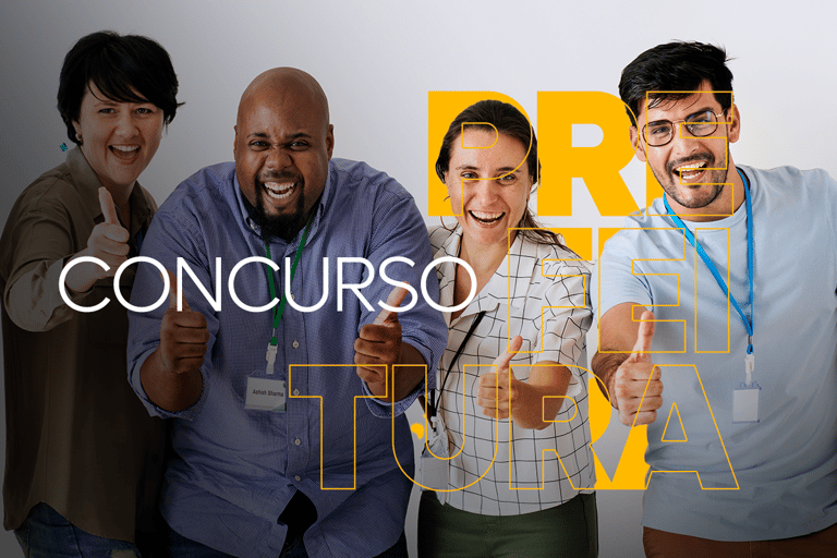 Concurso Prefeitura Grupo de quatro pessoas sorrindo e mostrando joinha, promovendo concurso da prefeitura.