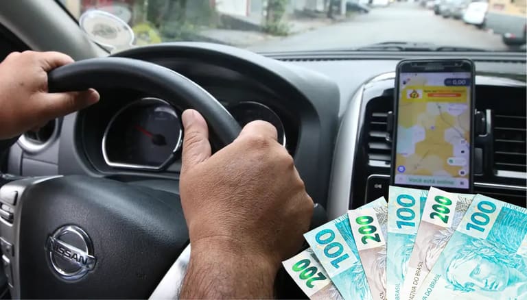 Motorista de Uber segurando o volante enquanto dirige, com notas de dinheiro em destaque