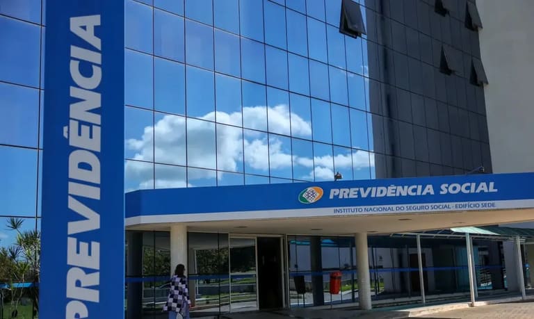 Fachada do Instituto Nacional do Seguro Social (INSS), com o nome 'Previdência Social' e a logomarca do instituto.