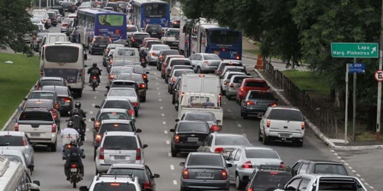Multa de trânsito Engarrafamento com carros, motos e ônibus na Marginal Pinheiros em São Paulo durante o dia.