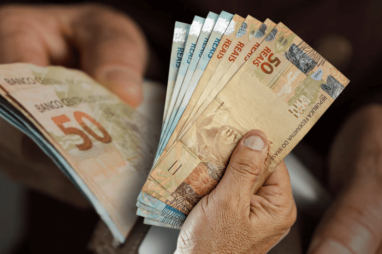 13º para BPC/LOAS 2025: mãos segurando notas de reais