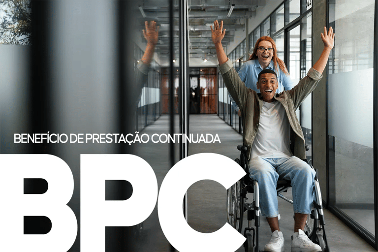 Imagem de um homem em cadeira de rodas e uma mulher ao fundo, ambos sorrindo e com os braços levantados, com o texto 'BPC' em destaque. Eles estão em um ambiente moderno e corporativo.