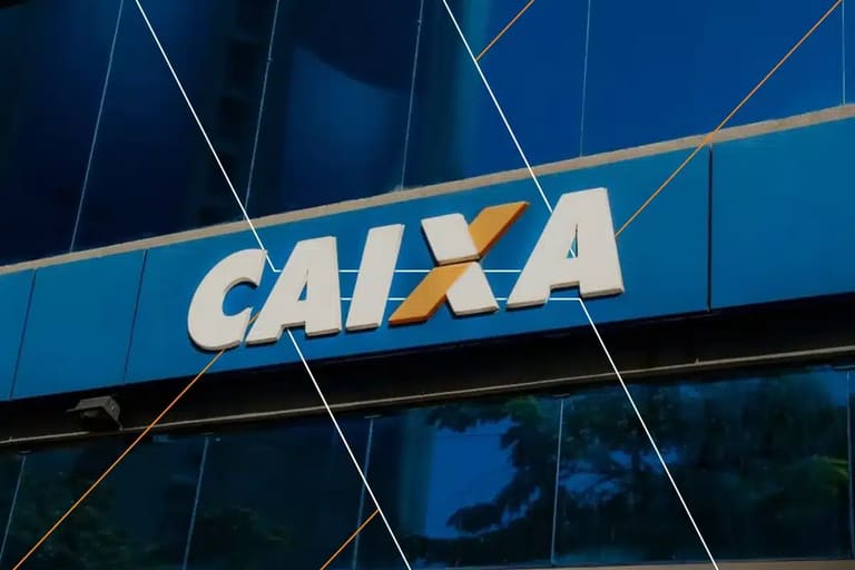 Fachada azul com letreiro Caixa Econômica Federal em letras brancas e laranja refletindo no vidro