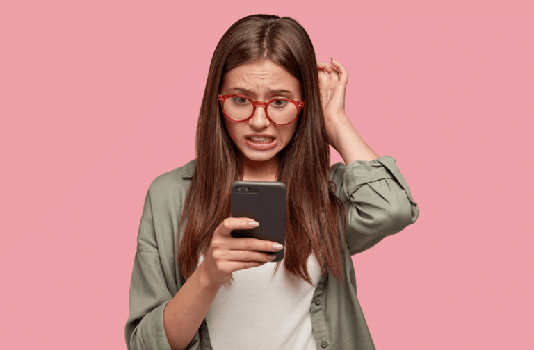 Mulher frustrada com conexão Wi-Fi lenta verificando configurações no celular para melhorar sinal
