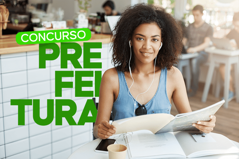 Jovem com fones de ouvido lendo apostila em cafeteria com texto Concurso Prefeitura em verde
