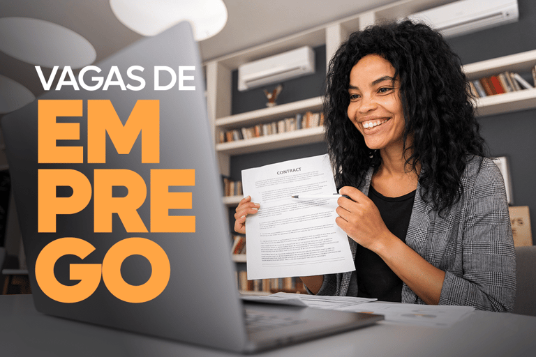 Vagas de emprego disponíveis Mulher sorridente com contrato de emprego na mão em videoconferência de trabalho