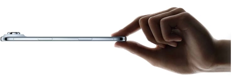 iPhone Air sendo segurado com uma mão, mostrando sua espessura ultrafina de 5,6 mm.
