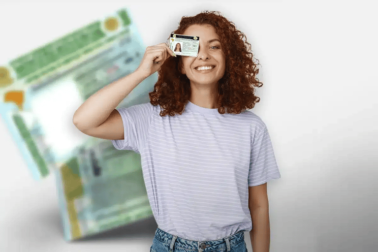 Pessoa com cabelo cacheado segurando uma habilitação, representando a primeira habilitação sem autoescola, com os estados mais baratos para obter a CNH.