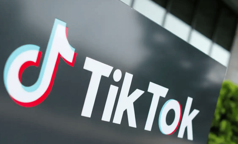 Logotipo do TikTok em um painel externo, com as cores vibrantes características, representando a plataforma de transmissão de conteúdo.