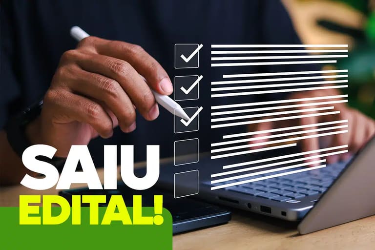 Mão segurando caneta próxima a laptop com ilustrações de listas de tarefas marcadas